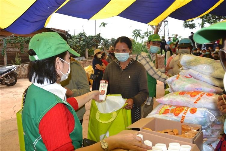 Trao quà gồm 22 mặt hàng kèm tiền mặt Trao quà gồm 22 mặt hàng kèm tiền mặt