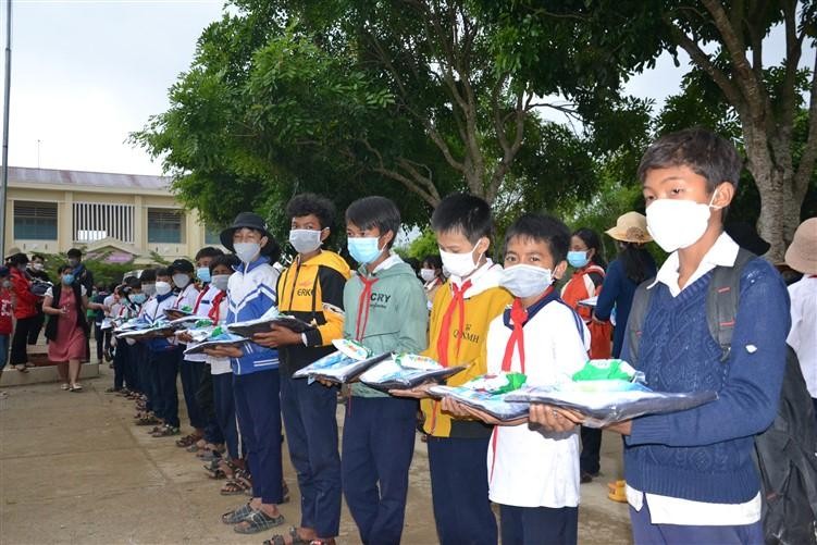 Đoàn cũng đã trao tặng đồng phục, khăn choàng cổ, sữa, bánh kẹo, đồ chơi… đến 38 học sinh của trường K'Brạ Đoàn cũng đã trao tặng đồng phục, khăn choàng cổ, sữa, bánh kẹo, đồ chơi… đến 38 học sinh của trường K'Brạ