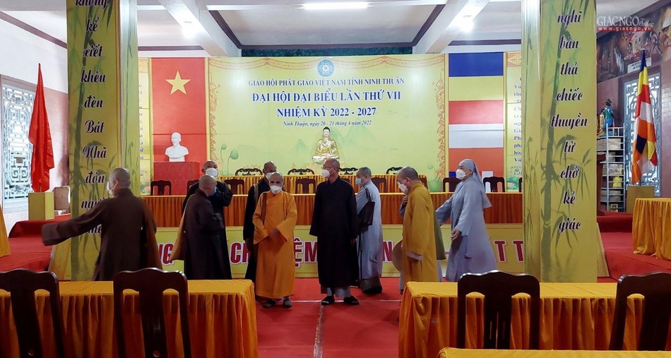 Chư tôn đức Ban Tổ chức khảo sát công tác chuẩn bị hội trường