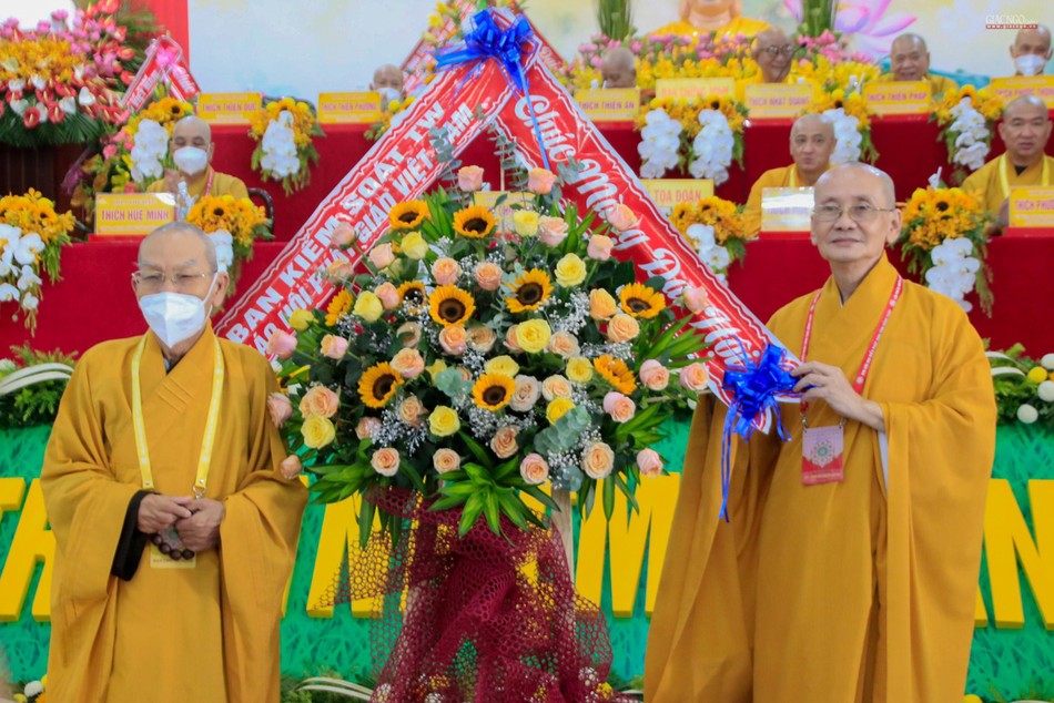 Hòa thượng Thích Thiện Đức tặng hoa chúc mừng Đại hội Hòa thượng Thích Thiện Đức tặng hoa chúc mừng Đại hội