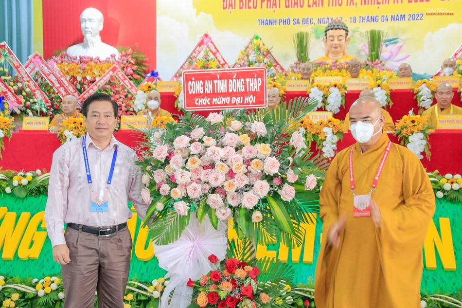 Đại diện Công an tỉnh chúc mừng Đại diện Công an tỉnh chúc mừng