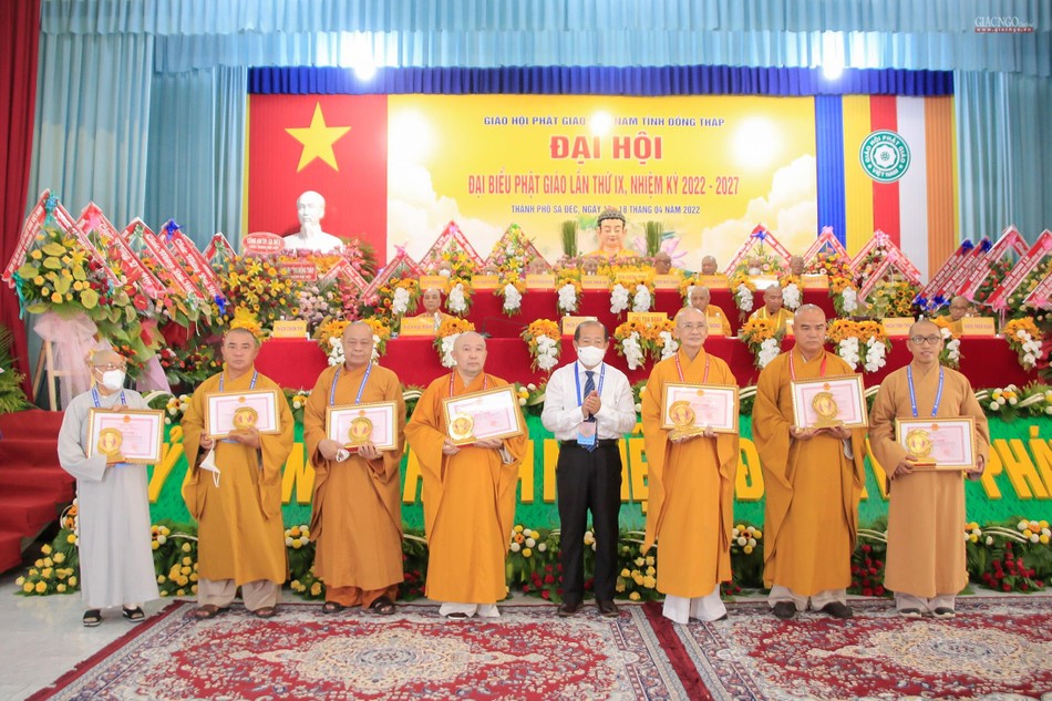 Chư tôn đức nhận Giấy khen của UBND tỉnh Chư tôn đức nhận Giấy khen của UBND tỉnh