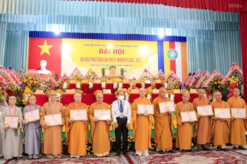 Ông Lê Thành Công tặng Giấy khen của UBMTTQVN tỉnh Ông Lê Thành Công tặng Giấy khen của UBMTTQVN tỉnh