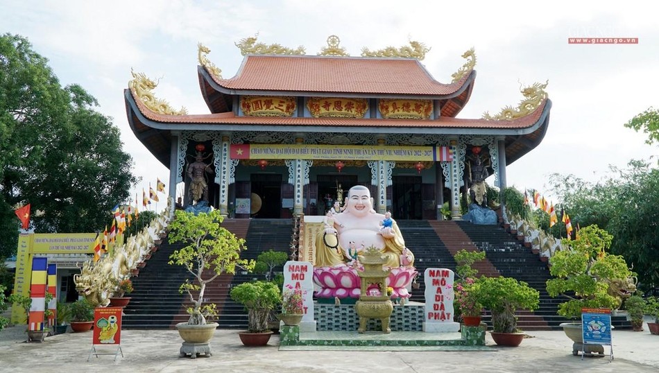 Trước chánh điện chùa Sùng Ân