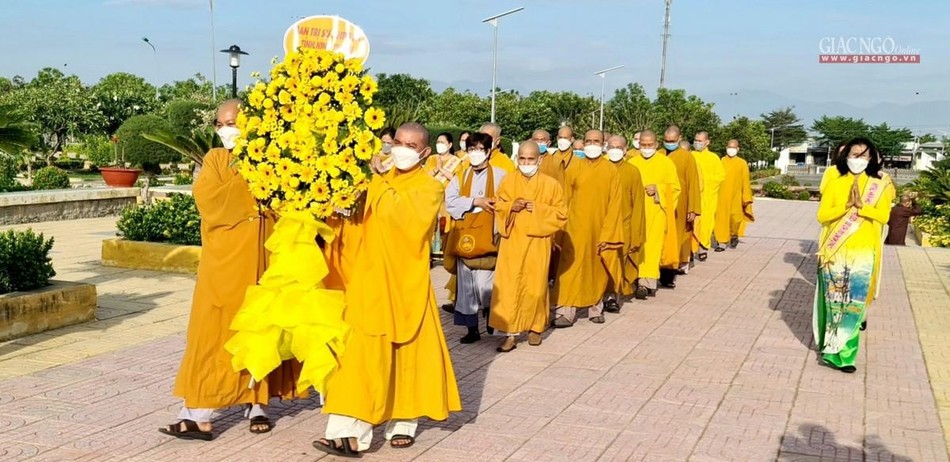 Chư tôn đức dâng hoa viếng các anh linh anh hùng liệt sĩ Chư tôn đức dâng hoa viếng các anh linh anh hùng liệt sĩ