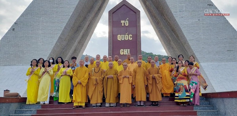 Chư tôn đức trước Nghĩa trang Liệt sĩ tỉnh Ninh Thuận Chư tôn đức trước Nghĩa trang Liệt sĩ tỉnh Ninh Thuận