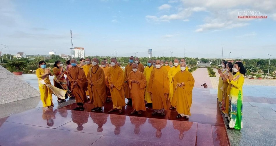 Chư tôn đức Ban Thường trực, Ban Tổ chức Đại hội dâng hương tại Nghĩa trang Liệt sĩ tỉnh Chư tôn đức Ban Thường trực, Ban Tổ chức Đại hội dâng hương tại Nghĩa trang Liệt sĩ tỉnh