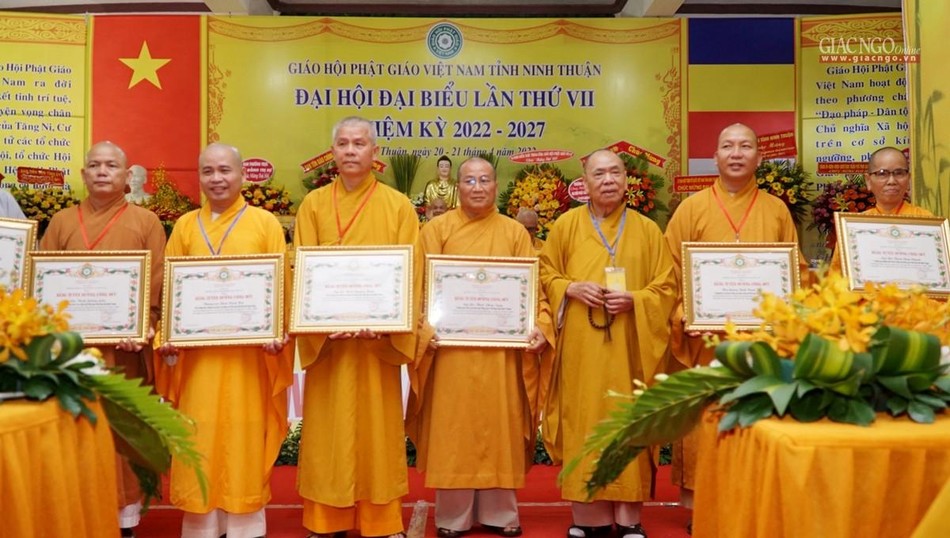 Chư tôn đức Ban Trị sự GHPGVN tỉnh Ninh Thuận nhận Bằng tuyên dương công đức của GHPGVN