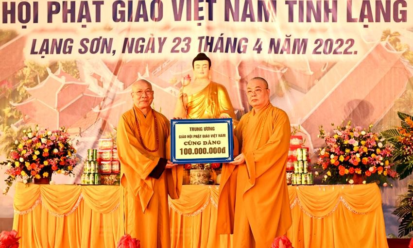 Hòa thượng Thích Thanh Nhiễu thay mặt chư tôn đức GHPGVN ủng hộ 100 triệu đồng Hòa thượng Thích Thanh Nhiễu thay mặt chư tôn đức GHPGVN ủng hộ 100 triệu đồng