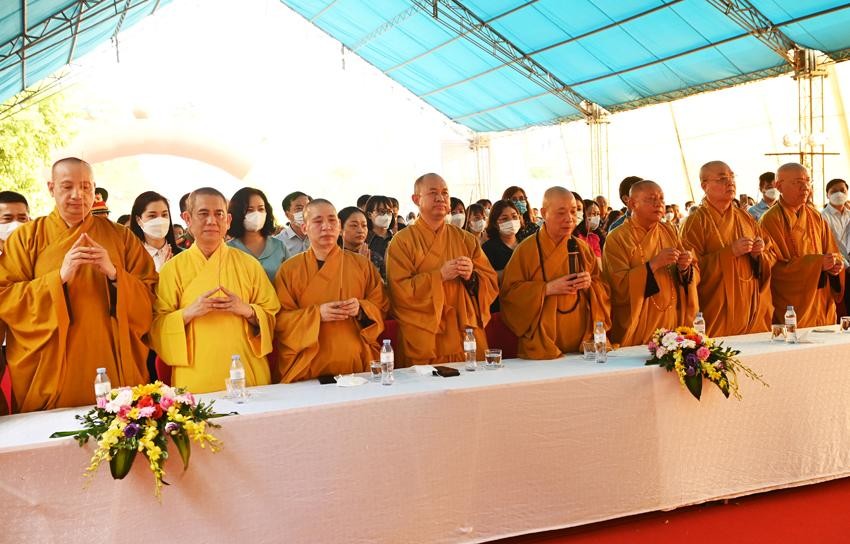 Chư tôn đức niêm hương cầu nguyện cho công trình sớm thành tựu Chư tôn đức niêm hương cầu nguyện cho công trình sớm thành tựu