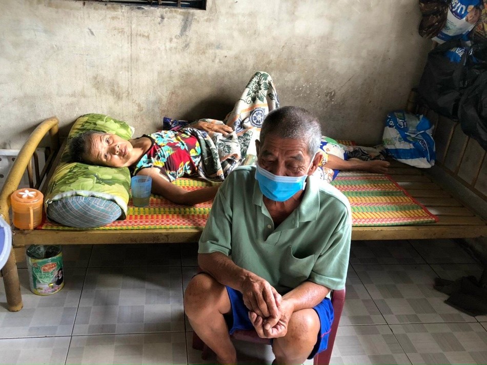 Ông Bân vừa nuôi vợ bệnh tai biếng vừa nuôi em gái bị tâm thần Ông Bân vừa nuôi vợ bệnh tai biếng vừa nuôi em gái bị tâm thần