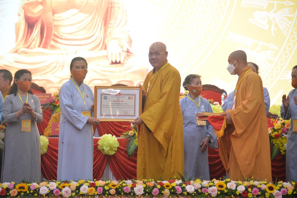 Hòa thượng Thích Quảng Tùng trao Bằng tuyên dương công đức Hòa thượng Thích Quảng Tùng trao Bằng tuyên dương công đức