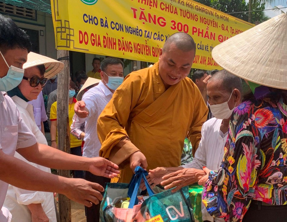 Hội cũng đã tặng 300 phần quà đến bà con khó khăn tại 3 xã thuộc huyện Cầu Kè - Ảnh: TN Hội cũng đã tặng 300 phần quà đến bà con khó khăn tại 3 xã thuộc huyện Cầu Kè - Ảnh: TN