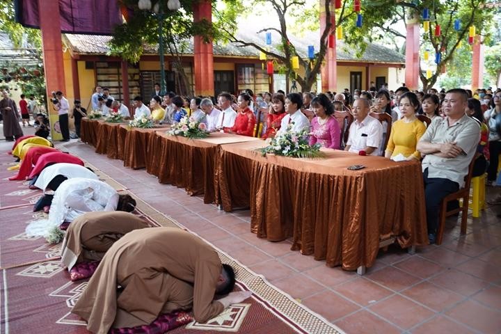 5 đôi tân lang tân nương lạy tạ ơn cha mẹ 5 đôi tân lang tân nương lạy tạ ơn cha mẹ