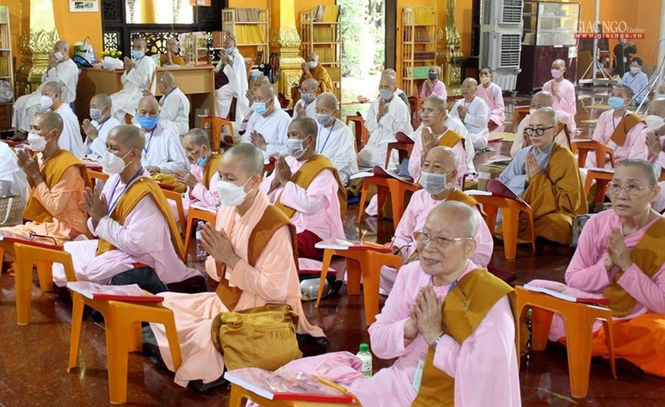 Các tu nữ và Phật tử tham gia tụng niệm Các tu nữ và Phật tử tham gia tụng niệm