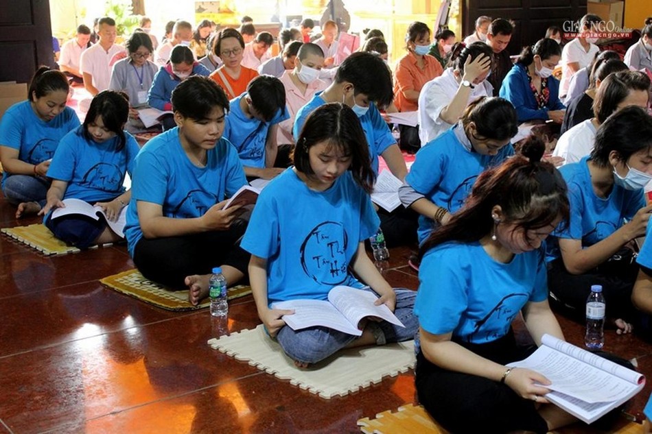 Các Phật tử tham gia tụng kinh Các Phật tử tham gia tụng kinh