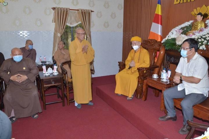 Hòa thượng Thích Huệ Tâm thay mặt Ban Thường trực Ban Trị sự cảm ơn đoàn Ủy ban UBMTTQVN tỉnh