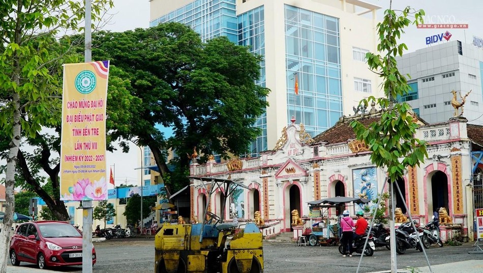 Trước chợ cổ An Hội