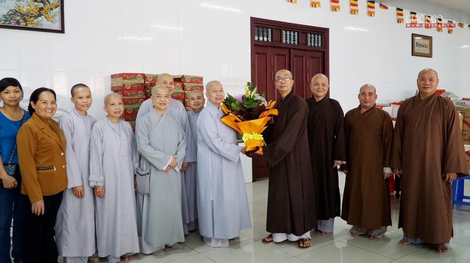 Hòa thượng Thích Nhựt Tấn trao hoa cảm ơn đến nNi sư Thích nữ Như Diệu Hòa thượng Thích Nhựt Tấn trao hoa cảm ơn đến nNi sư Thích nữ Như Diệu