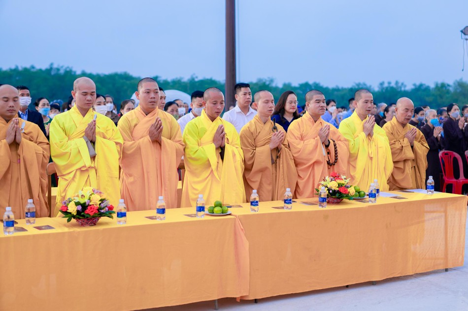 Chư tôn đức thực hiện nghi thức trong Đại lễ Phật đản