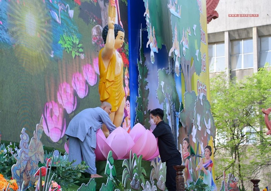 Trang hoàng tại lễ đài Phật đản - Việt Nam Quốc Tự Trang hoàng tại lễ đài Phật đản - Việt Nam Quốc Tự