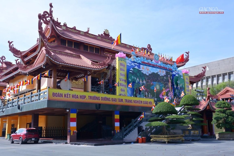 Trước lễ đài chính của Phật giáo TP.HCM Trước lễ đài chính của Phật giáo TP.HCM