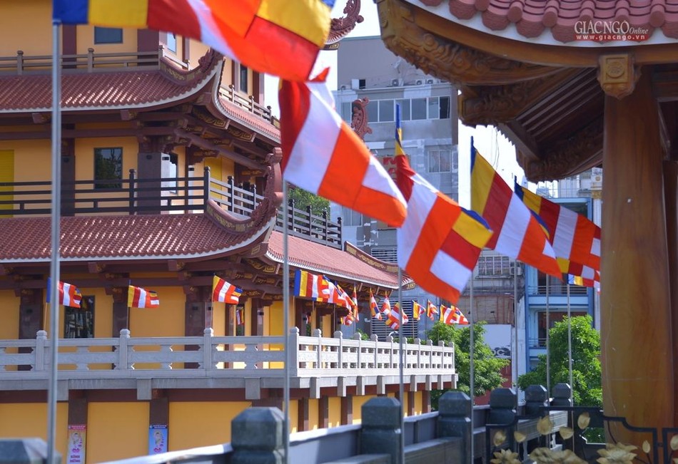 Cờ ngũ sắc tung bay Cờ ngũ sắc tung bay