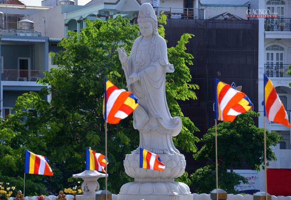 Tượng đài Bồ-tát Quán Thế Âm trong khuôn viên Việt Nam Quốc Tự Tượng đài Bồ-tát Quán Thế Âm trong khuôn viên Việt Nam Quốc Tự