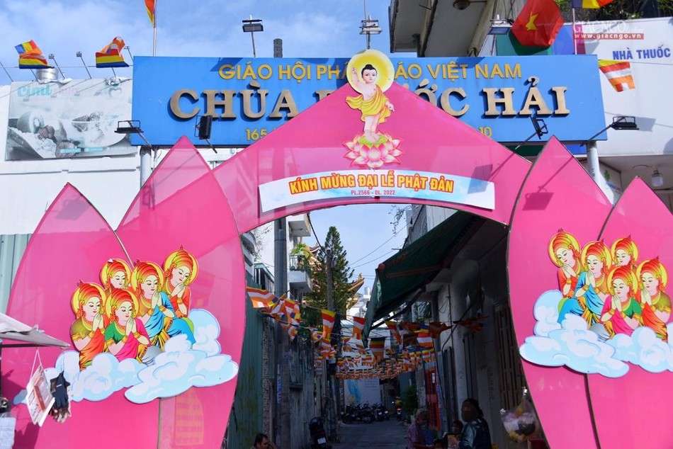 Cổng chào Kính mừng Đại lễ Phật đản dẫn vào chùa Phước Hải, quận 10 Cổng chào Kính mừng Đại lễ Phật đản dẫn vào chùa Phước Hải, quận 10
