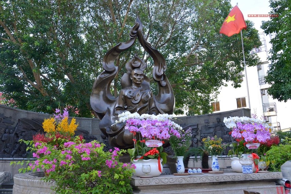 Tượng đài Bồ-tát Thích Quảng Đức - quận 3 Tượng đài Bồ-tát Thích Quảng Đức - quận 3