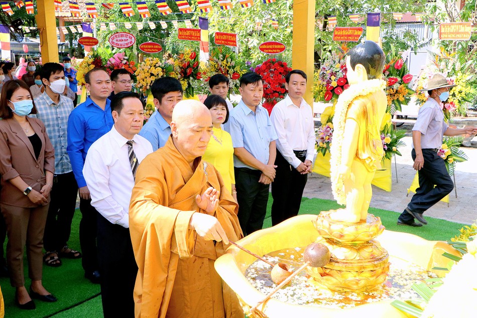 Thực hiện nghi thức Tắm Phật Thực hiện nghi thức Tắm Phật