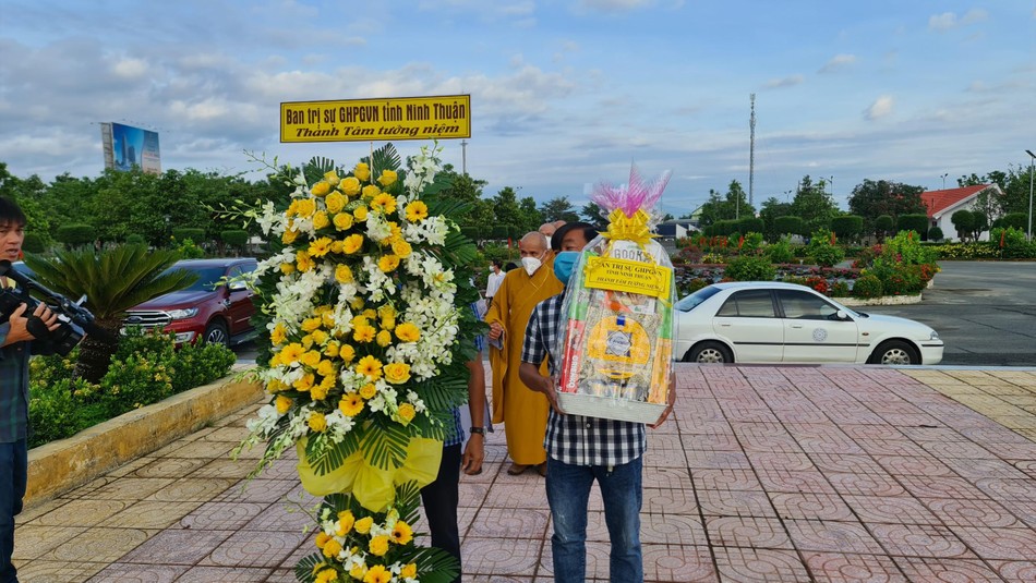 Đoàn dâng hoa, vật phẩm tưởng niệm chư vị anh linh liệt sĩ nhân Đại lễ Phật đản Đoàn dâng hoa, vật phẩm tưởng niệm chư vị anh linh liệt sĩ nhân Đại lễ Phật đản