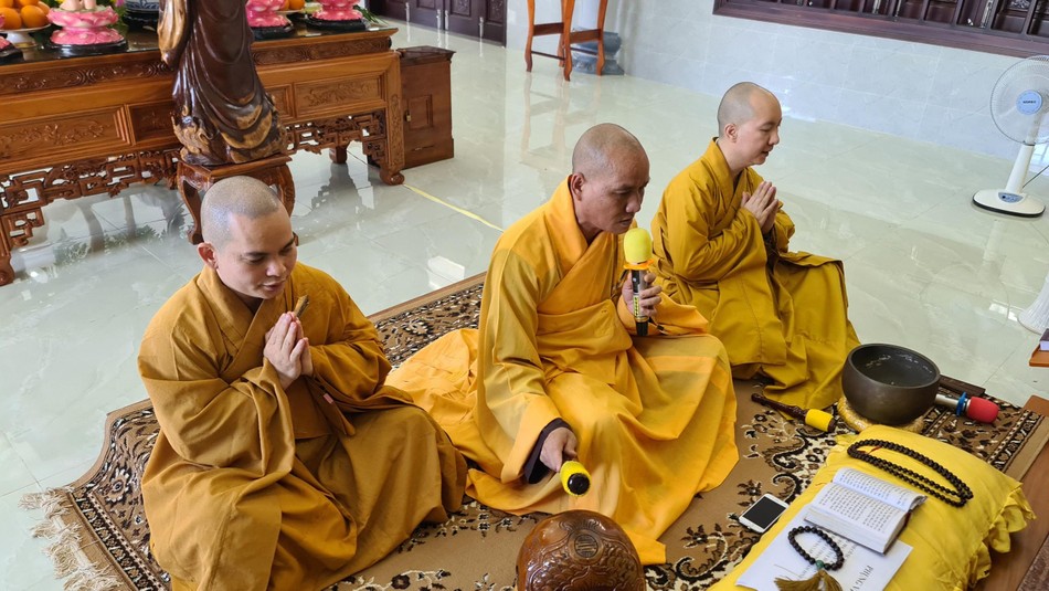 Chư tôn đức môn phái tổ đình Vĩnh Nghiêm trì tụng kinh cầu nguyện