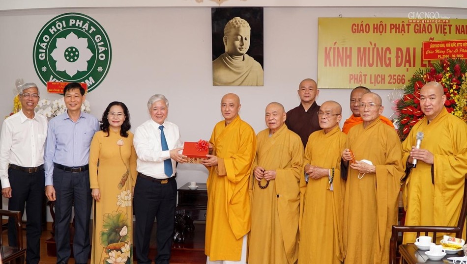 Tặng quà chúc mừng Phật đản đến Hòa thượng Thích Huệ Thông Tặng quà chúc mừng Phật đản đến Hòa thượng Thích Huệ Thông