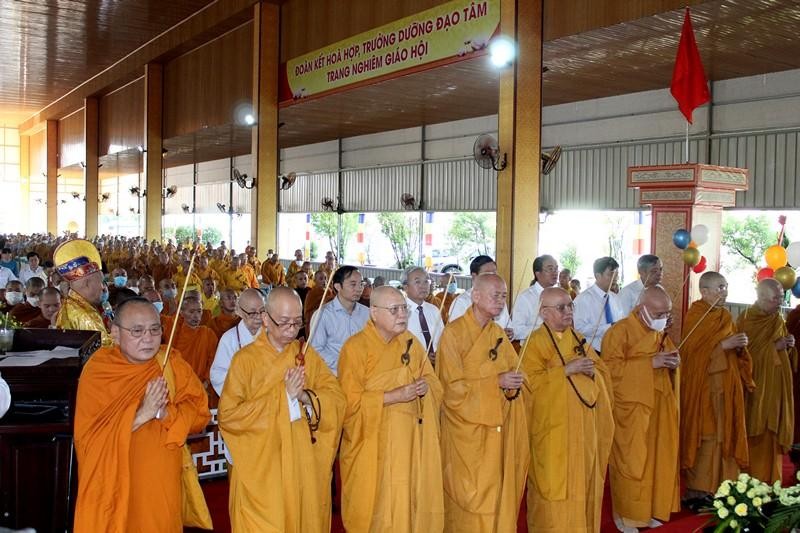 Chư tôn đức thực hiện nghi thức niêm hương Chư tôn đức thực hiện nghi thức niêm hương