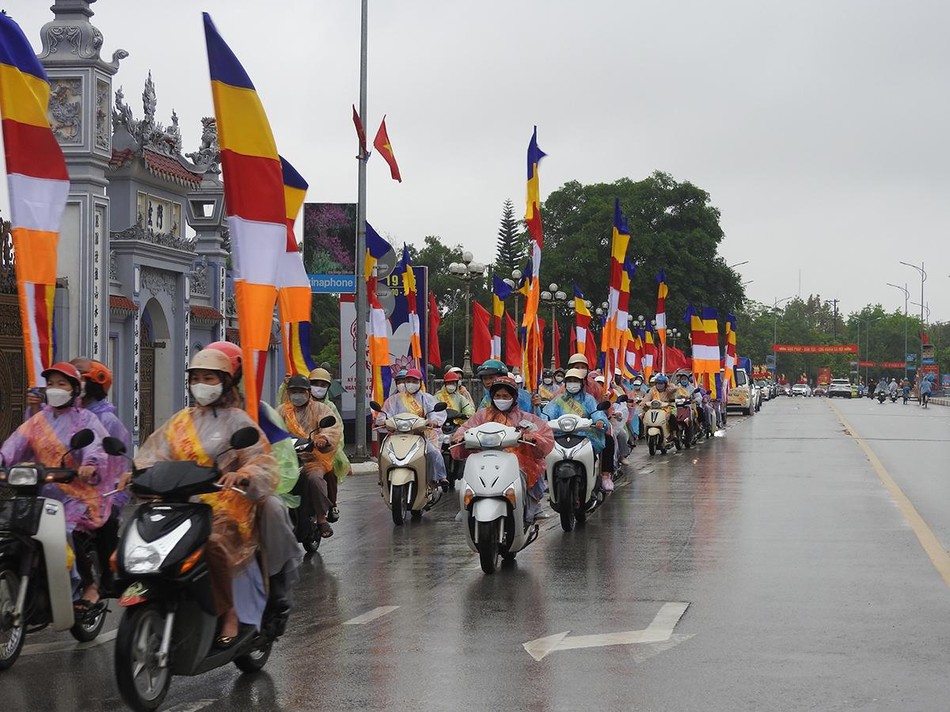 Phật tử Lạng Sơn trong đoàn cung rước Phật Phật tử Lạng Sơn trong đoàn cung rước Phật