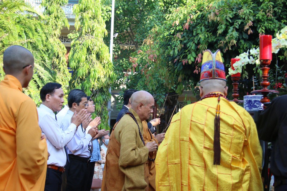 Chư tôn đức niêm hương cúng dường ngày Khánh đản Đức Thế Tôn Chư tôn đức niêm hương cúng dường ngày Khánh đản Đức Thế Tôn