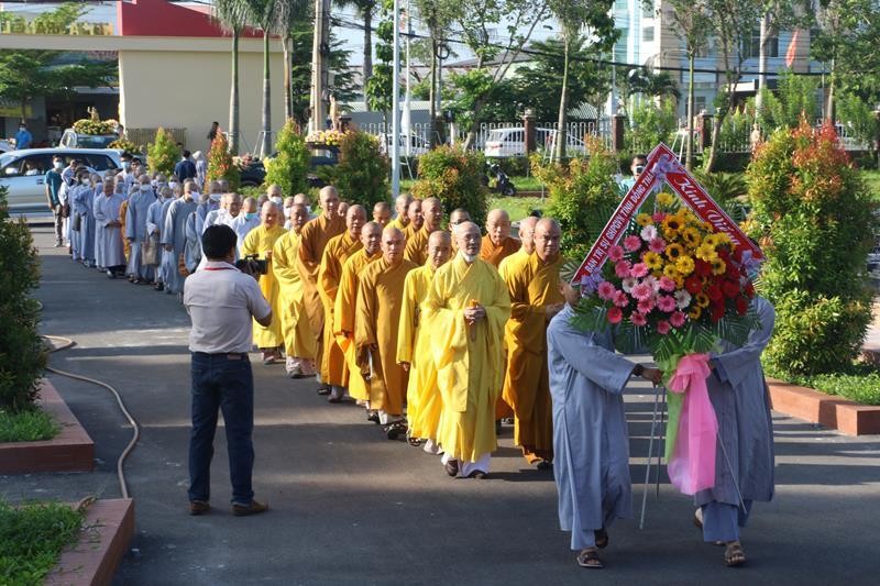 Đoàn Ban Trị sự dâng hoa nhân Đại lễ Phật đản Đoàn Ban Trị sự dâng hoa nhân Đại lễ Phật đản