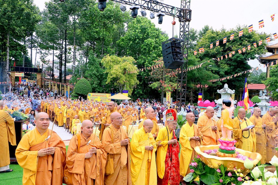 Chư tôn đức niêm hương cúng dường nhân Khánh đản Đức Bổn Sư Thích Ca Mâu Ni Chư tôn đức niêm hương cúng dường nhân Khánh đản Đức Bổn Sư Thích Ca Mâu Ni