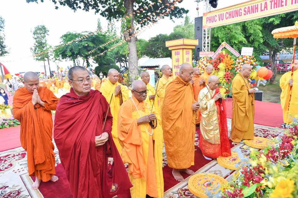 Chư tôn đức thực hiện nghi thức niêm hương cúng dường Khánh đản