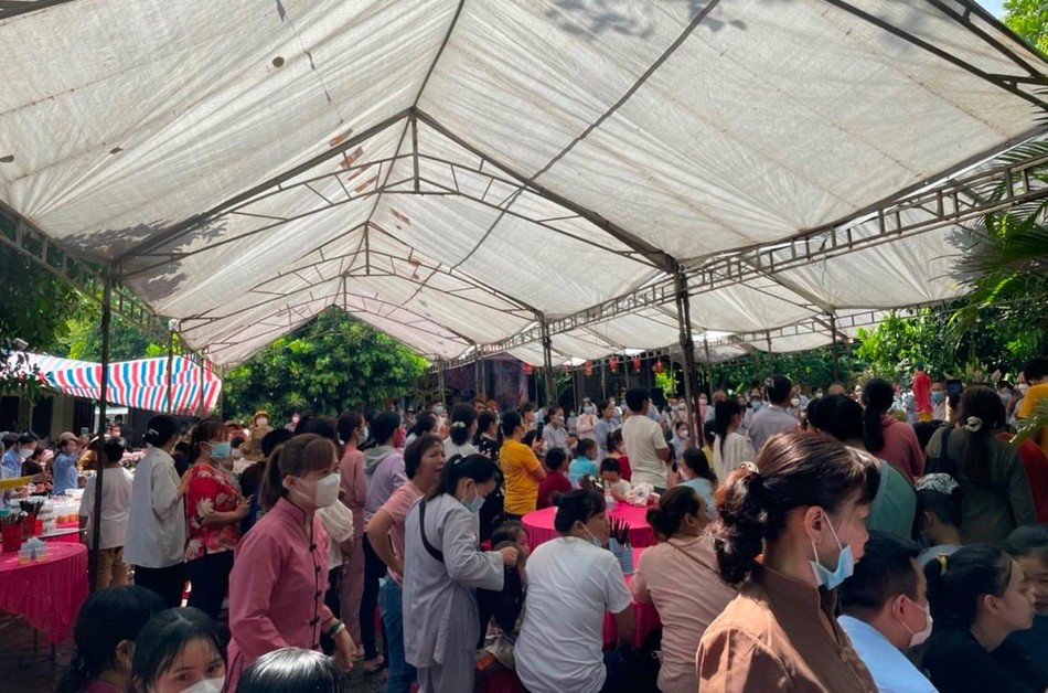 Phật tử về chùa tham dự lễ Phật đản Phật tử về chùa tham dự lễ Phật đản