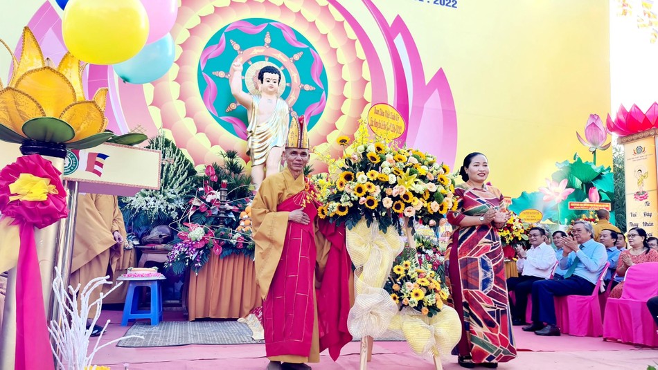 Bà Chamale Thị Thủy tặng lẵng hoa chúc mừng Đại lễ Phật đản Bà Chamale Thị Thủy tặng lẵng hoa chúc mừng Đại lễ Phật đản