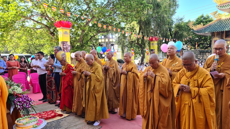 Chư tôn đức thực hiện nghi thức Phật đản truyền thống Chư tôn đức thực hiện nghi thức Phật đản truyền thống