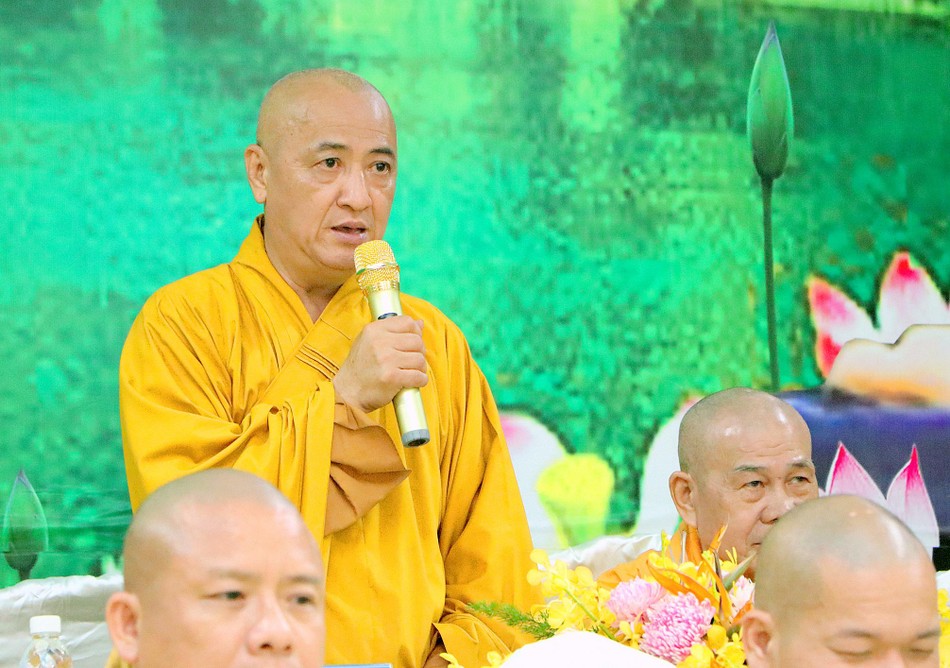 Hòa thượng Thích Huệ Thông ban đạo từ Hòa thượng Thích Huệ Thông ban đạo từ