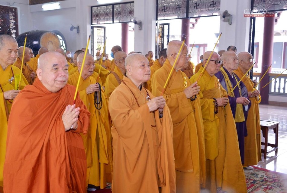 Chư tôn giáo phẩm Ban Thường trực Hội đồng Chứng minh, Hội đồng Trị sự, Ban Thường trực Ban Trị sự đã cung kính đốt nén hương lòng chí thành tưởng niệm Giác linh Bồ-tát Thích Quảng Đức Chư tôn giáo phẩm Ban Thường trực Hội đồng Chứng minh, Hội đồng Trị sự, Ban Thường trực Ban Trị sự đã cung kính đốt nén hương lòng chí thành tưởng niệm Giác linh Bồ-tát Thích Quảng Đức