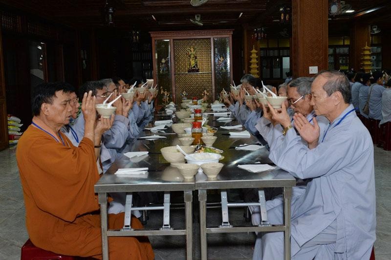 Phật tử tu Bát Quan trai thực hiện nghi thức quá đường Phật tử tu Bát Quan trai thực hiện nghi thức quá đường