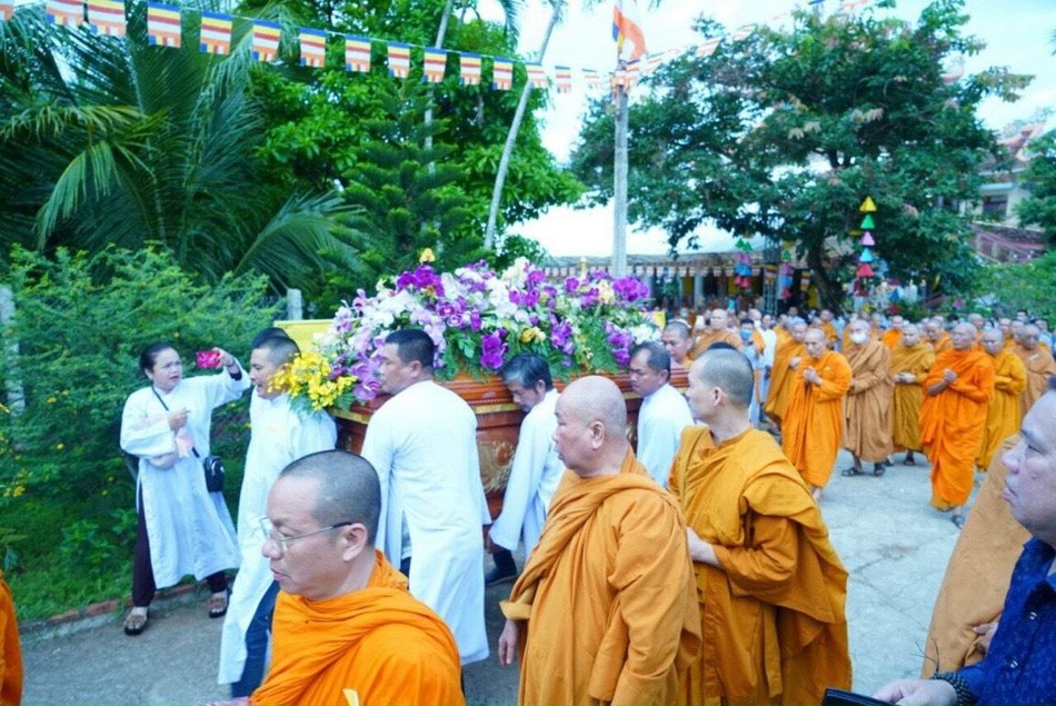 Đông đảo chư Tăng các tịnh xá đến tiễn biệt vị giáo phẩm có công lao đối với sự phát triển của hệ phái và Phật giáo tỉnh nhà Đông đảo chư Tăng các tịnh xá đến tiễn biệt vị giáo phẩm có công lao đối với sự phát triển của hệ phái và Phật giáo tỉnh nhà