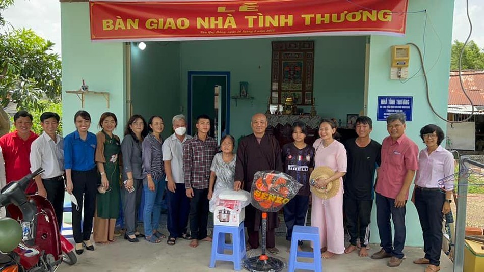 Bàn giao nhà tình thương đến hộ nghèo - Ảnh: T.Q Bàn giao nhà tình thương đến hộ nghèo - Ảnh: T.Q