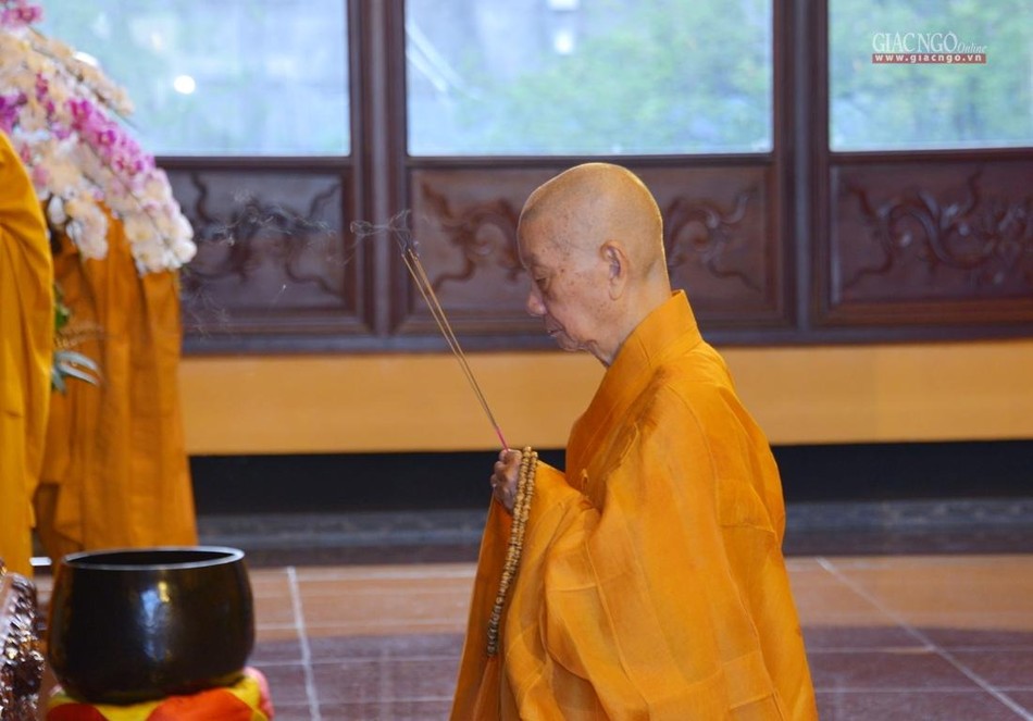 Trưởng lão Hòa thượng Quyền Pháp chủ GHPGVN niêm hương bạch Phật