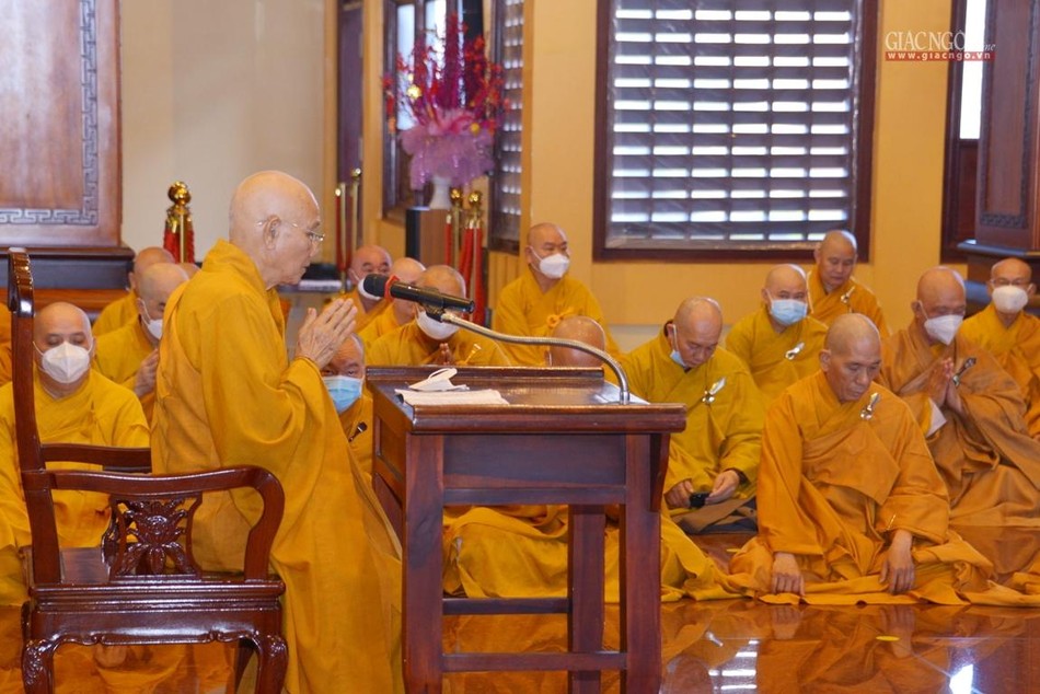 Hòa thượng Thích Minh Thông trùng tuyên giới Tỳ-kheo và Bồ-tát giữa đại chúng